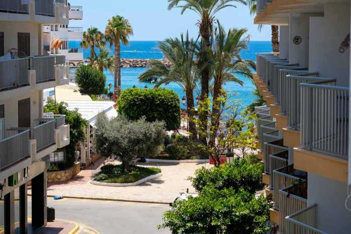 S'Alamera Suites Restaurant. Un alojamiento que se mueve al ritmo de Santa Eulària, situado en su paseo marítimo.