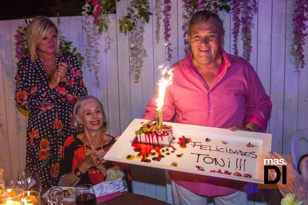 Aniversario de Toni Riera. Marta Díaz, Paola Fendi y Toni Riera con la tarta.