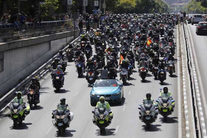 45.000 motos se concentraron en el Bernabéu y el Jarama para despedir al campeón. José Ramón Lete, Pablo Nieto, Felipe González y Cristina Cifuentes en la recepción del Ayuntamiento. efe. y J.S.