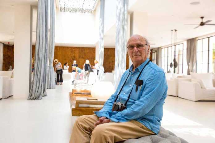 El laureado director de cine Carlos Saura posando en la recepción del Destino Pachá Ibiza Resort de Talamanca. Toni Escobar Ibiza International Film Festival. El laureado director de cine Carlos Saura posando en la recepción del Destino Pachá Ibiza Resort de Talamanca. Toni Escobar