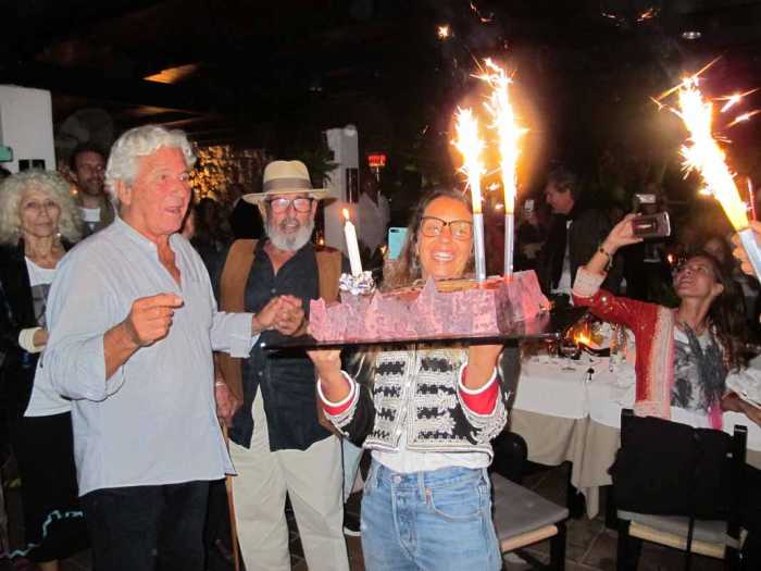 Iria llevó el pastel de cumpleaños a su padre.