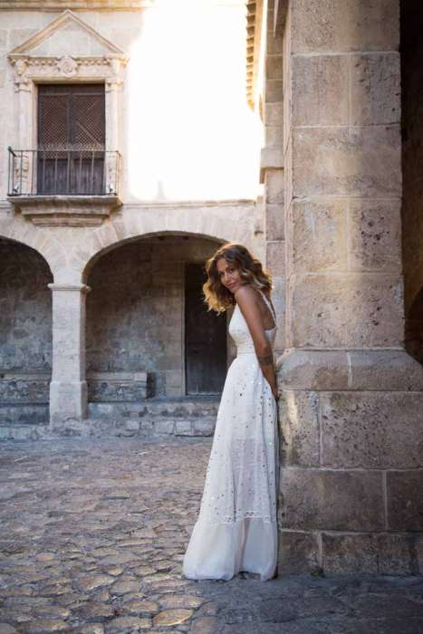 La diseñadora Virginia Vald posa en Dalt Vila con uno de sus vestidos en blanco. FOTOS: Óscar Munar