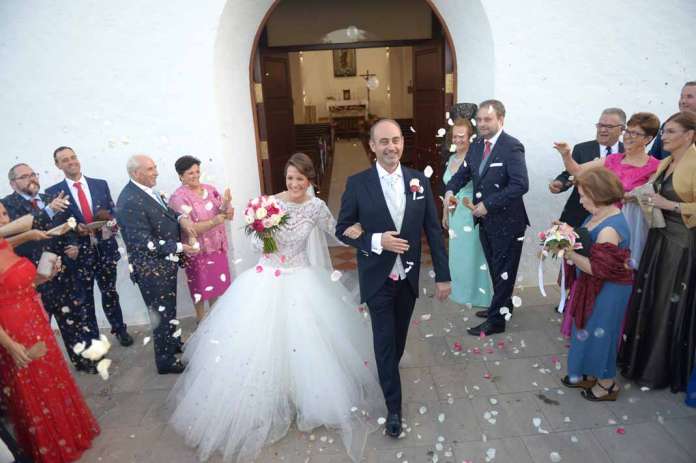 Natalia y Rafael, elegantemente vestidos, sonrien a los invitados al salir de la iglesia. Gabriel Vázquez Natalia y Rafael, elegantemente vestidos, sonrien a los invitados al salir de la iglesia. Gabriel Vázquez