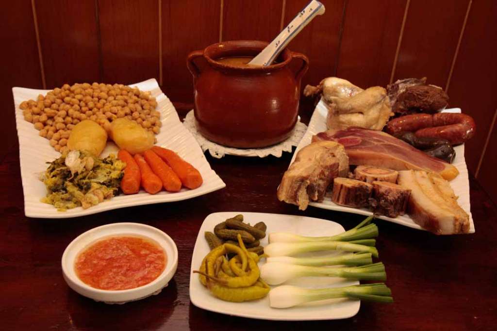 El contundente cocido madrileño, que se sirve en tres vuelcos en El Cigarral.