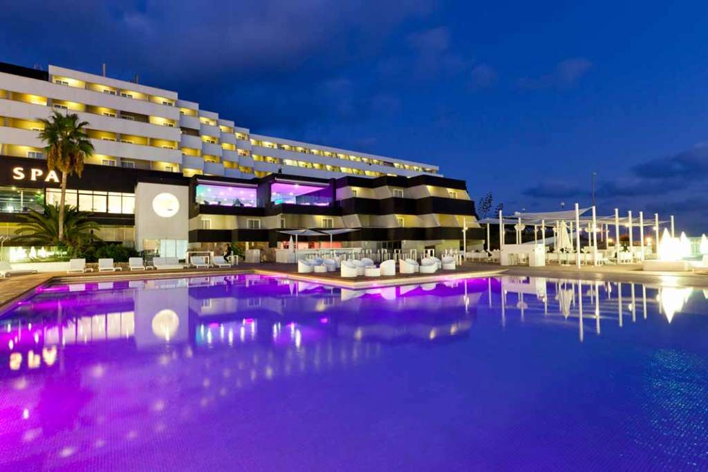 El hotel está ubicado en Marina Botafoch, es un espacio elegante ideal para celebrar bodas.