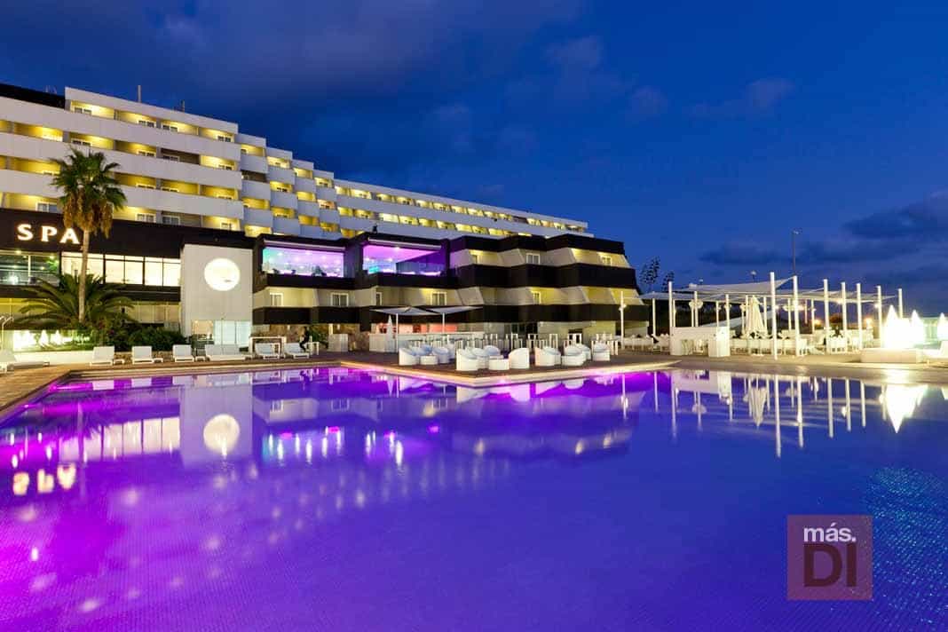 El hotel está ubicado en Marina Botafoch, es un espacio elegante ideal para celebrar bodas.
