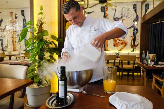 Ibiza Therapy. The Therapy Michelin Star Chef preparando un ‘sorbet’ de naranja.