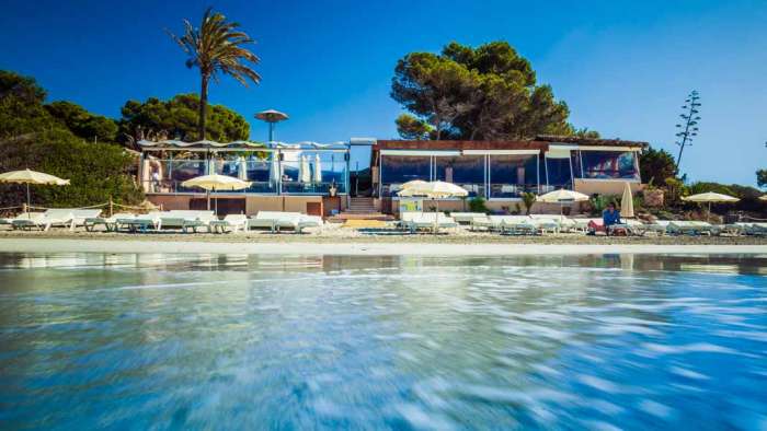 El restaurante más emblemático de ses Salines. fotos: Malibú Beach Club