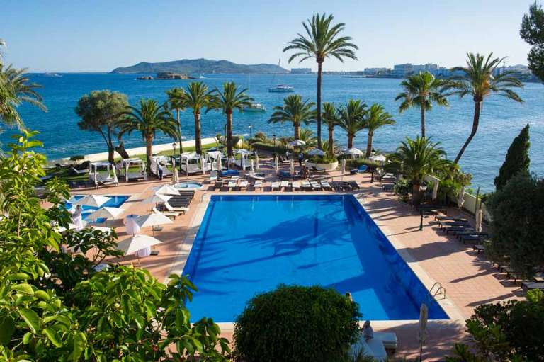 Magníficos jardines, increíbles vistas al Mediterráneo y la costa ibicenca desde el hotel. fotos: THB Los Molinos Class