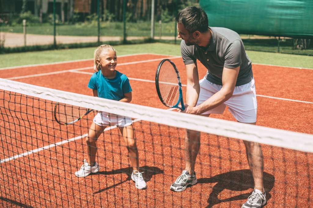 La figura del entrenador es muy importante para los niños; es otro agente educativo. Fotos: iStock