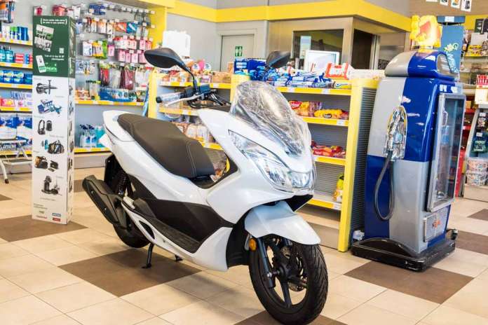 En cada una de las siete estaciones de servicio se sortea una moto como esta, una Honda 125 cc. Fotos: S.G.C.