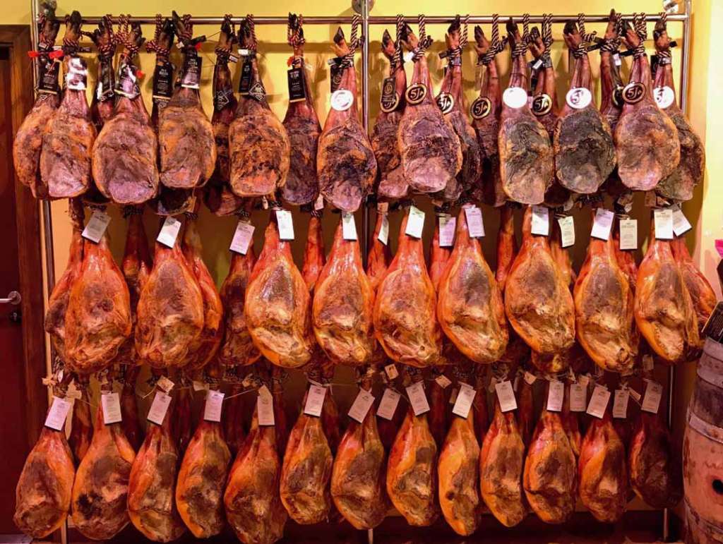 Productos gourmet,. Jamones y bandejas variadas.