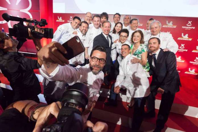 Los cocineros con tres estrellas se hacen un ‘selfie’ con el presidente del Cabildo de Tenerife, Carlos Alonso, y el director internacional de la Guía Michelin, Michael Ellis, durante la gala para España y Portugal celebrada en el hotel Abama de Guía de Isora, en Tenerife. Los cocineros con tres estrellas Michelín se hacen un ‘selfie’ con el presidente del Cabildo de Tenerife, Carlos Alonso, y el director internacional de la Guía Michelin, Michael Ellis, durante la gala para España y Portugal celebrada en el hotel Abama de Guía de Isora, en Tenerife.