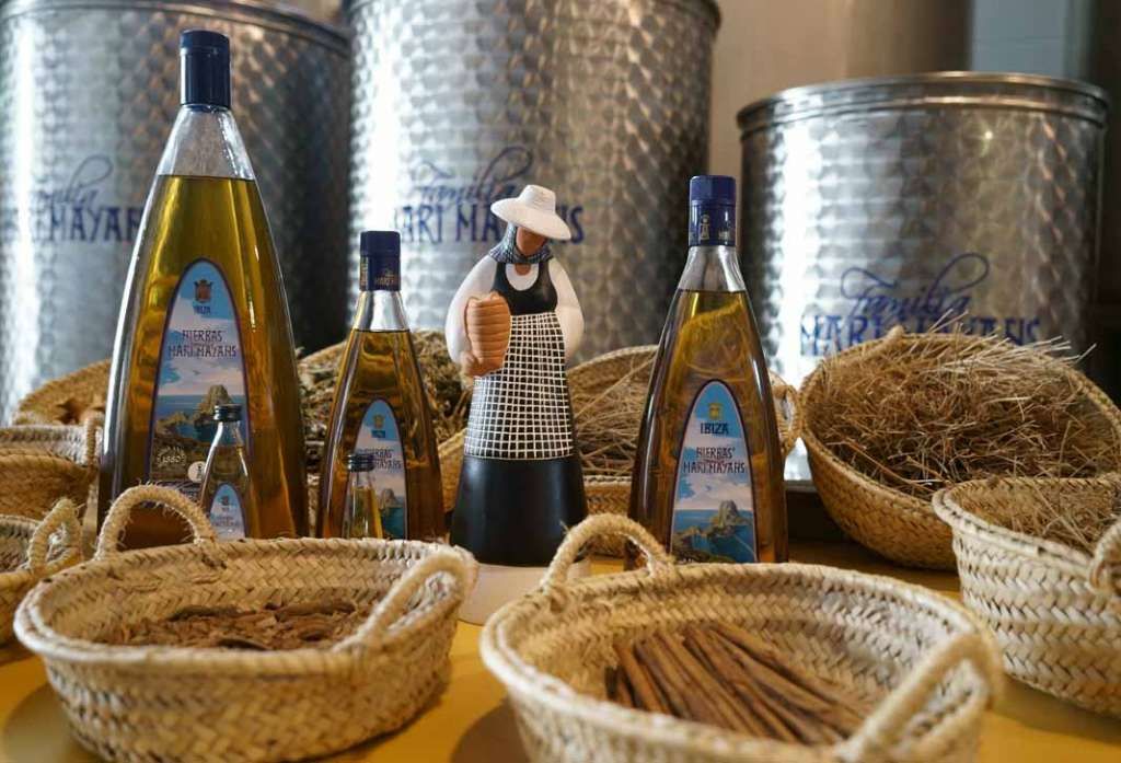 Cócteles para disfrutar. La nueva botella con forma de payesa se convierte en la insignia de la empresa y hace que sea reconocible allá donde esté.