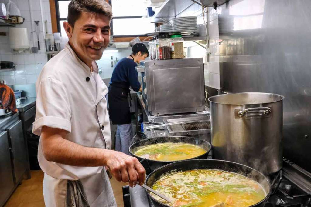 Sergio elabora una cocina tradicional ibicenca a fuego lento en su restaurante.