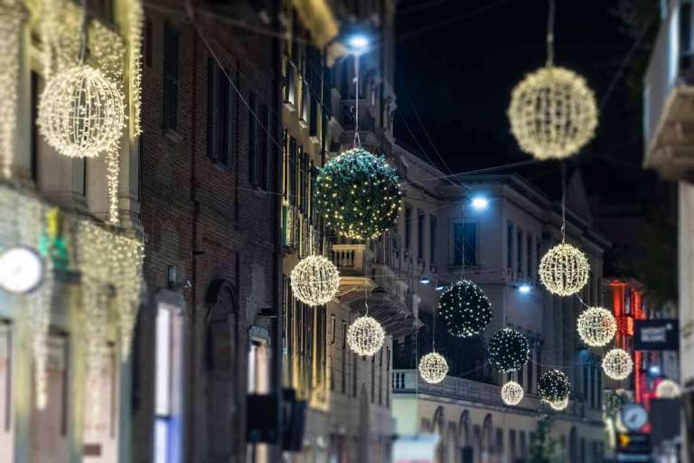 Calles decoradas con luces navideñas.