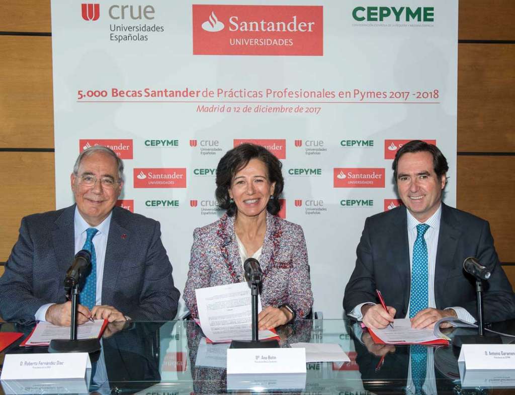 La presidenta de Banco Santander, Ana Botín, el presidente de Crue Universidades Españolas, Roberto Fernández, y el presidente de la Cepyme, Antonio Garamendi, durante la firma de convenio.
