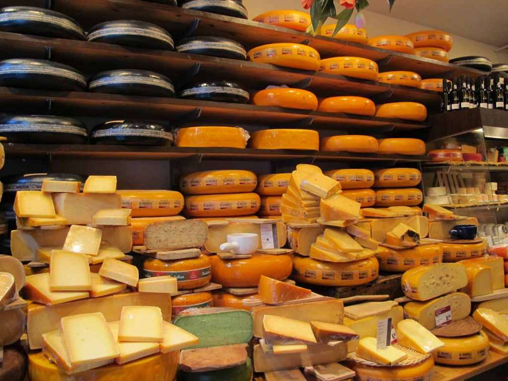 Boutiques del queso. Diferentes marcas y calidades de lácteos solidos de distintas ciudades y marcas de Holanda. Juan Suárez y J.V.B.