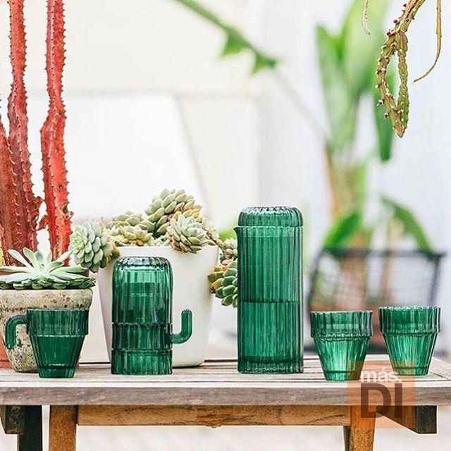 Compras navideñas. Set de vasos de cristal que forman un cactus al apilarse de ‘www.doiydesign.com’.