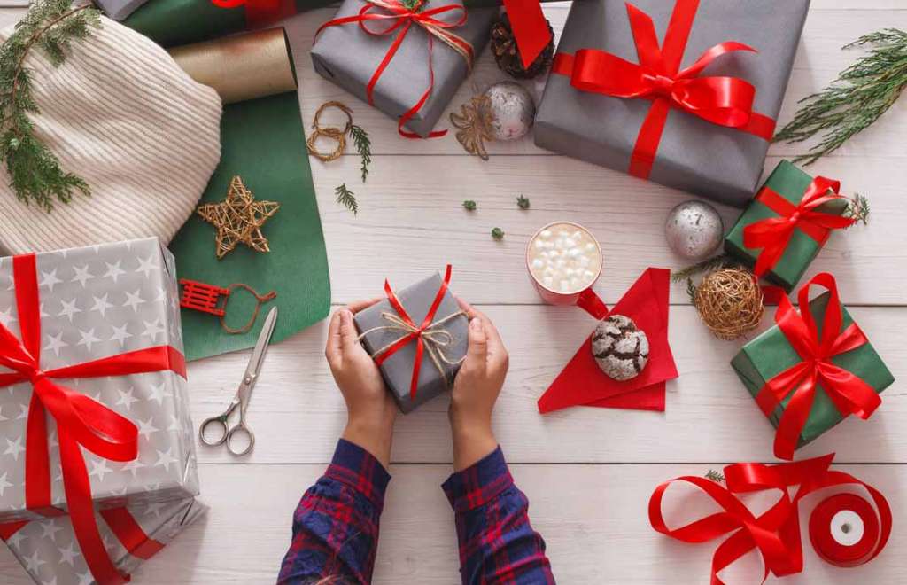 Papel de regalo.Un toque rústico con un lazo de cuerda. Fotos: istock