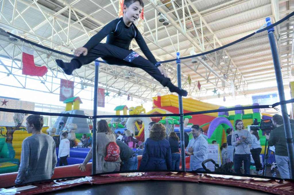 Un niño salta en una de las camas elásticas en el Diverespai 2016. Fotos: Sergio G. Cañizares
