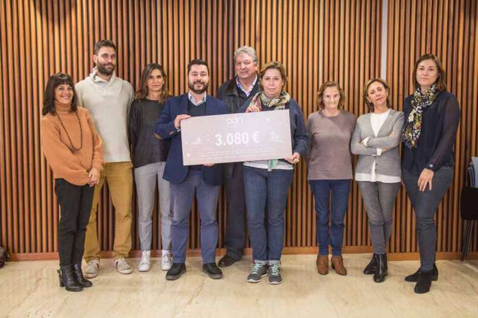 De izquierda a derecha: presidenta del Comité de Baleares de UNICEF, Mercedes del Pozo; presidente de Cruz Roja Ibiza y Formentera, César Loeffel; subdirectora general de Palladium Hotel Group, Carmen Matutes; director de Cáritas Diocesana de Ibiza y Formentera, Joan Marí; vicedelegada de Manos Unidas, Menxtu de las Mulas, y tesorera, Consuelo Gil; subdirectora de Recursos Humanos de Grupo Empresas Matutes, Ana Montero; dos empleados, en representación de todos los que han donado su cesta, sostienen el cheque simbólico. foto: grupo empresas matutes Solidaridad de los empleados de GEM. De izquierda a derecha: presidenta del Comité de Baleares de UNICEF, Mercedes del Pozo; presidente de Cruz Roja Ibiza y Formentera, César Loeffel; subdirectora general de Palladium Hotel Group, Carmen Matutes; director de Cáritas Diocesana de Ibiza y Formentera, Joan Marí; vicedelegada de Manos Unidas, Menxtu de las Mulas, y tesorera, Consuelo Gil; subdirectora de Recursos Humanos de Grupo Empresas Matutes, Ana Montero; dos empleados, en representación de todos los que han donado su cesta, sostienen el cheque simbólico. foto: grupo empresas matutes