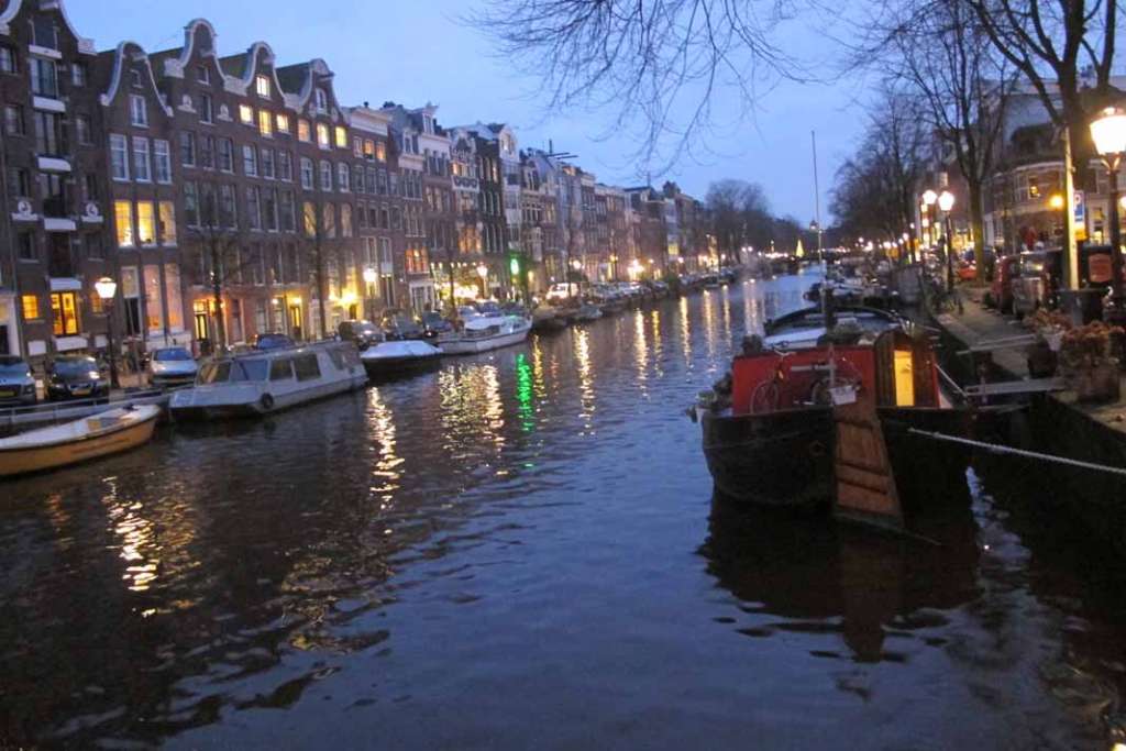 Iluminación navideña. Panorámica de vista nocturna del canal Pinsengracht con los árboles, casas y barcos decorados con ‘leds’ de colores. J.S.
