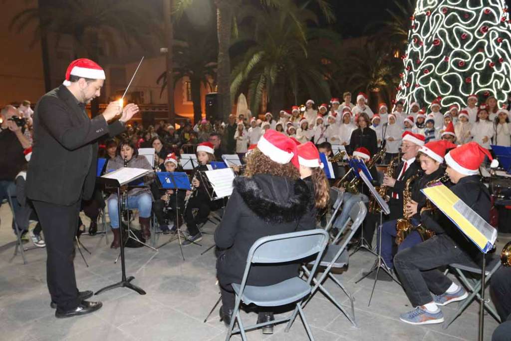 Navidad en Santa Eulària del Río. El gran árbol decora ya la Plaza de España.