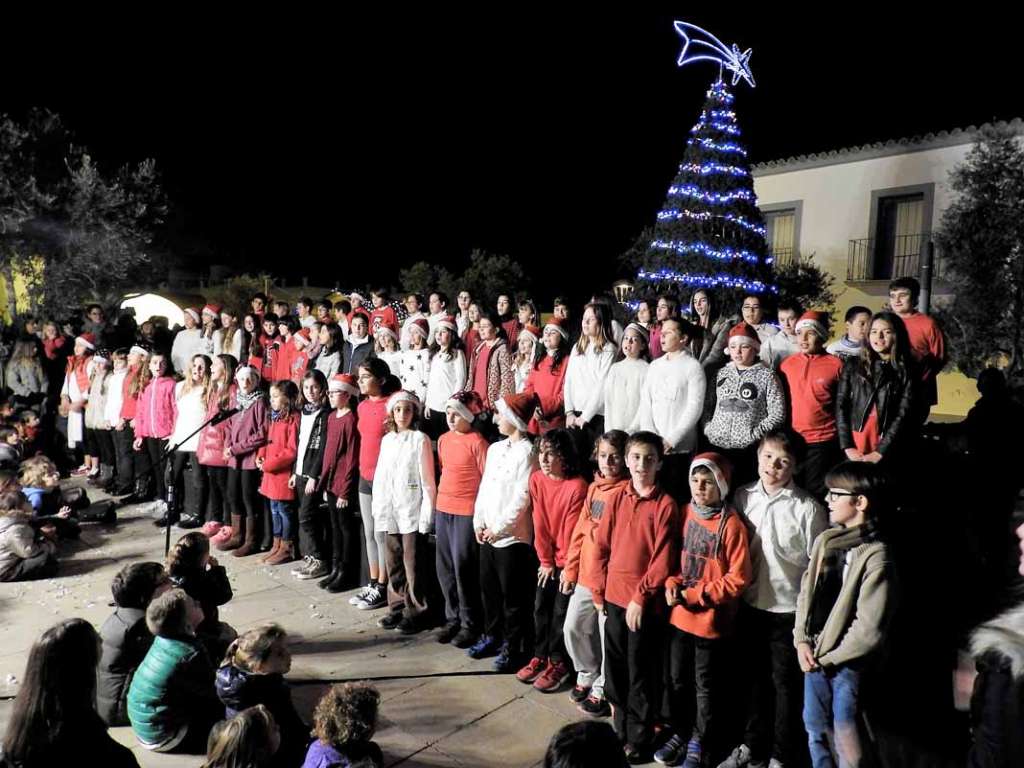 Navidad en Formentera. Los alumnos del Pilar y del Mestre Lluís cantan los villancicos. Fotos: C. C.
