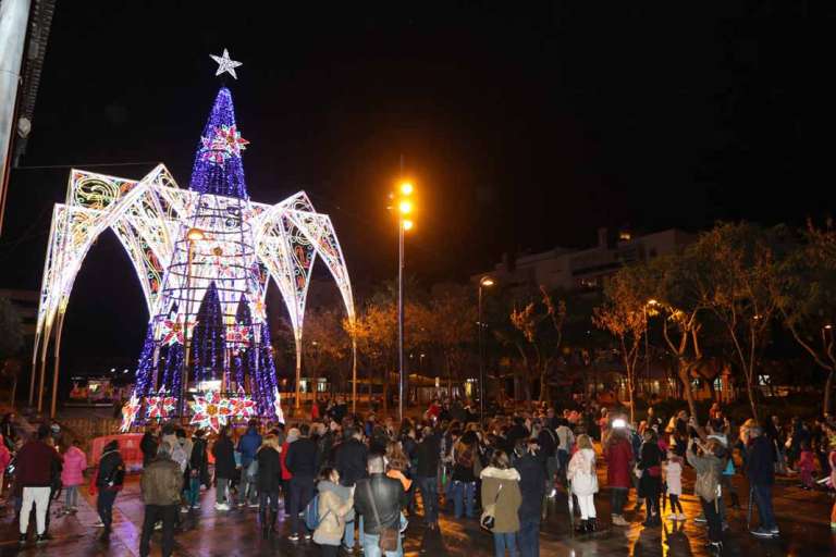 Navidad es Ilusión. El 1 de diciembre se encendió el árbol y las luces en Vila. Vicent Marí