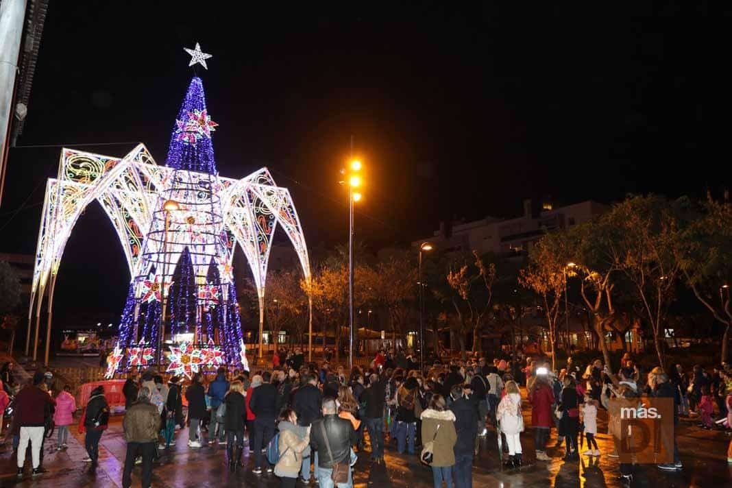 Ilusión entre luces de colores, regalos y dulces navideños