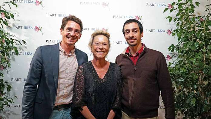 La anfitriona Patrizia Longarini junto a los hermanos Carlos y Bartolomé Marí Mayans. fotos: S.G.C. | Imam Comunicación Inspiración Artística. La anfitriona Patrizia Longarini junto a los hermanos Carlos y Bartolomé Marí Mayans. fotos: S.G.C. | Imam Comunicación