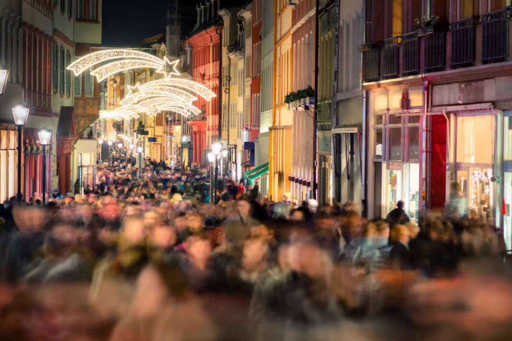 Las calles se llenan para recibir a los Reyes durante la cabalgata.