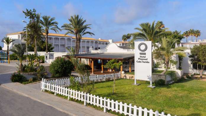 El Hotel Playasol Cala Tarida, uno de los 35 hoteles de la cadena que emplea a más de 1.000 trabajadores en Ibiza. El Hotel Playasol Cala Tarida, uno de los 35 hoteles de la cadena que emplea a más de 1.000 trabajadores en Ibiza. Postgrado de gestión turística.
