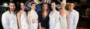 La modelo Estefanía Luyk, asidua de Eivissa y los desfiles Adlib, posa con el grupo de modelos vestidos con creaciones de la Pasarela Adlib 2018. moda adlib Ibiza. Adlib en Fitur 2018