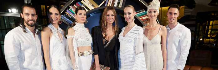 La modelo Estefanía Luyk, asidua de Eivissa y los desfiles Adlib, posa con el grupo de modelos vestidos con creaciones de la Pasarela Adlib 2018. moda adlib Ibiza. La modelo Estefanía Luyk, asidua de Eivissa y los desfiles Adlib, posa con el grupo de modelos vestidos con creaciones de la Pasarela Adlib 2018. moda adlib Ibiza. Adlib en Fitur 2018