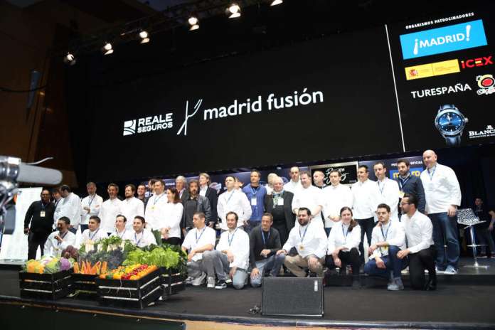 Foto de familia con todos los chefs, ponentes y participantes en la jornada inaugural. fotos: Juan Suárez y J.V.B. Foto de familia con todos los chefs, ponentes y participantes en la jornada inaugural. fotos: Juan Suárez y J.V.B. Gastronomía sostenible