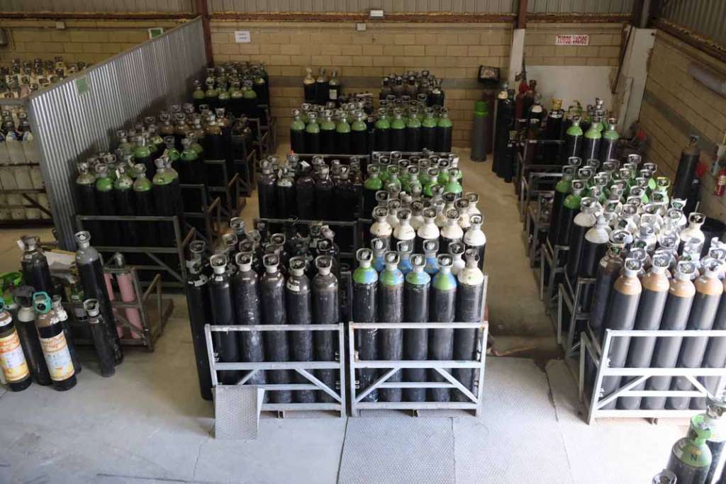 Carburos metálicos. Parque de botellas en el almacén de la nave. fotos: S.G.CAÑIZARES