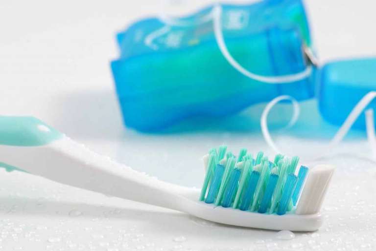 Higiene bucal. El hilo dental es esencial para quitar los restos de comida que se quedan entre los dientes.
