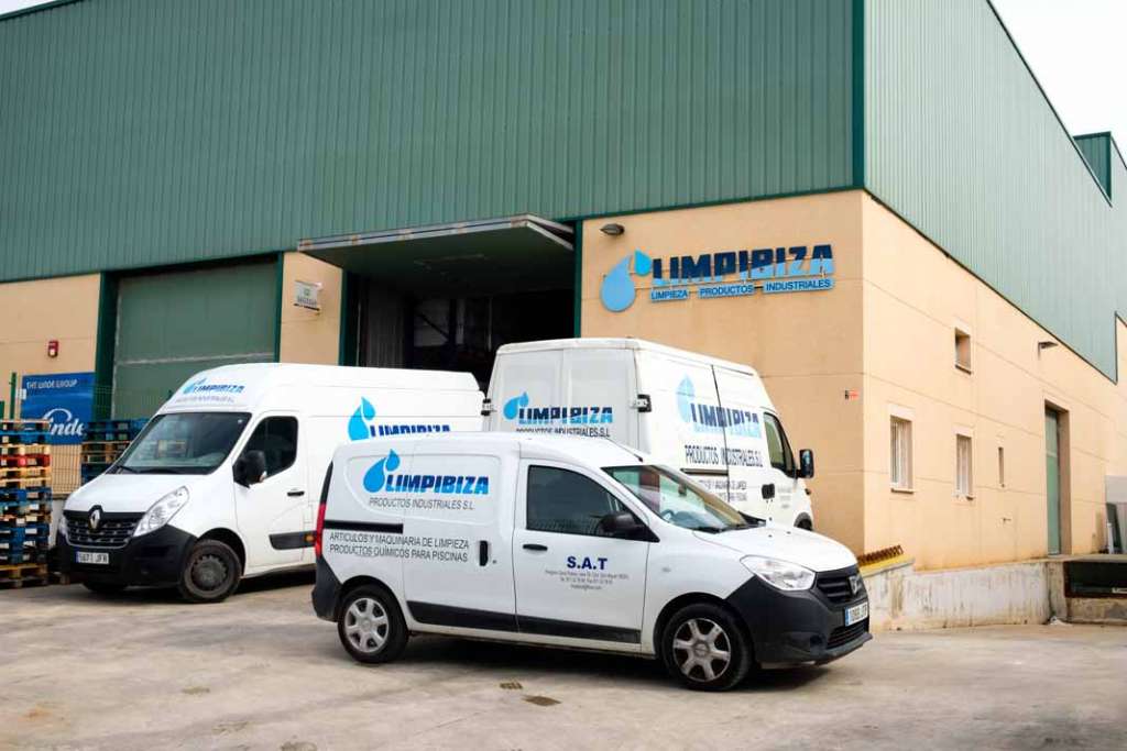 Distribuye productos de limpieza. La nave de Limpibiza tiene más de 700 metros cuadrados. fotos: Sergio G. Cañizares