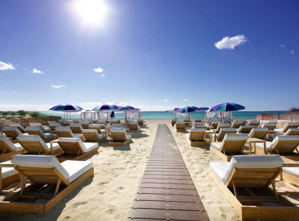 Dispone de terrazas con impresionantes vistas al mar. fotos: Hard rock ibiza mejor hotel de europa