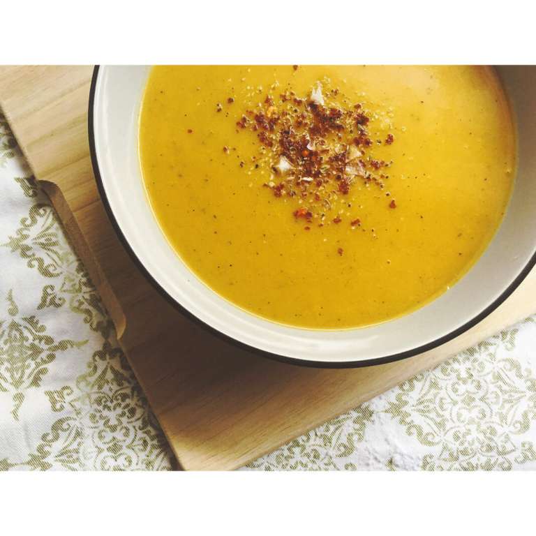 Crema de calabaza especiada. recetas de comida para llevar