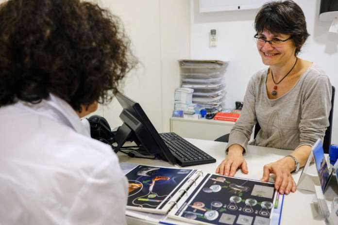 La doctora Victoria Bonet considera esencial ofrecer toda la información a sus pacientes antes de someterse a un tratamiento. fotos: sergio g. cañizares La doctora Victoria Bonet considera esencial ofrecer toda la información a sus pacientes antes de someterse a un tratamiento. fotos: sergio g. cañizares Reproducción asistida