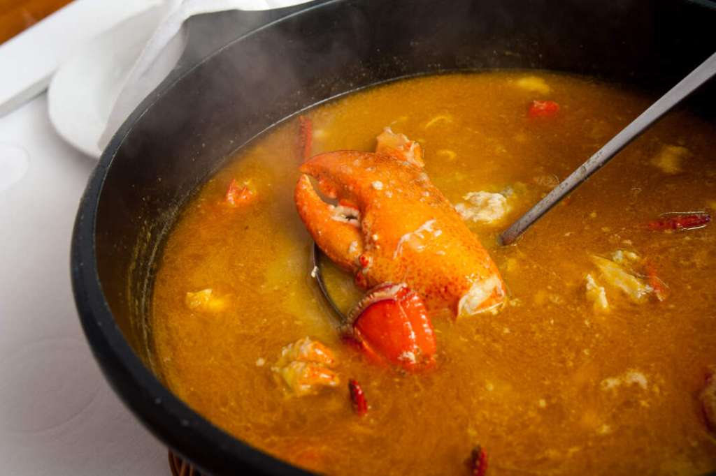 Abierto de martes a domingo a mediodía. Restaurante Es Arcs