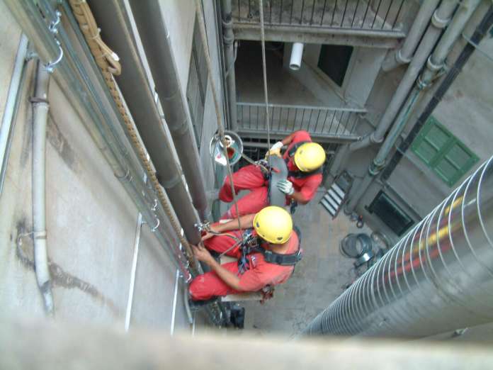 Los profesionales reconocen que hay que extremar las medidas de seguridad en la construcción. VESTALIA Seguridad laboral. Los profesionales reconocen que hay que extremar las medidas de seguridad en la construcción. VESTALIA