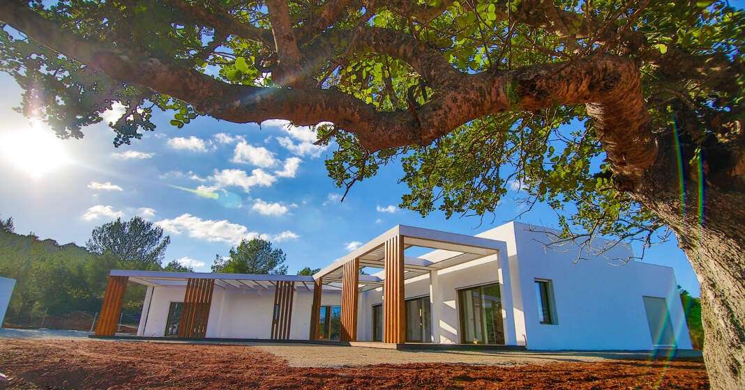 Reducir el consumo con energías renovables. Vivienda unifamiliar de Can Tanca, en Sant Joan, la primera en España en lograr el certificado Passivhaus. TERRAVITA