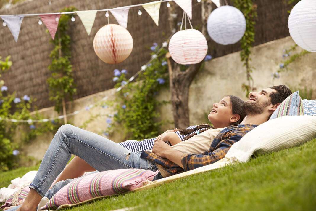Jardines y piscinas. Contar con un espacio para meditar rodeado de plantas purificadoras es ideal para mantener el bienestar.