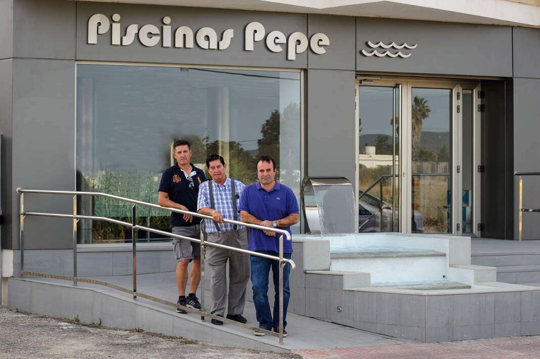 Mantenimiento de piscinas. Pepe con sus hijos José María y David. s.g.c.