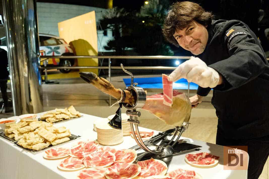 Corte de jamón para dar la bienvenida a los asistentes.