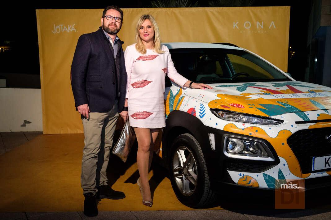 Narciso Ferrer y Marta Díaz junto al Kona en exhibición.